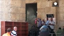 Gerusalemme: terzo giorno di scontri, Israele vara legge per pene minime a chi lancia sassi