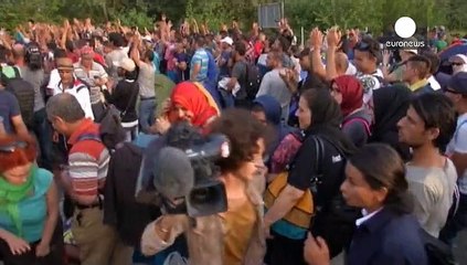Біженці прямують до Хорватії від закритого кордону з Угорщиною, інші оголосили голодування