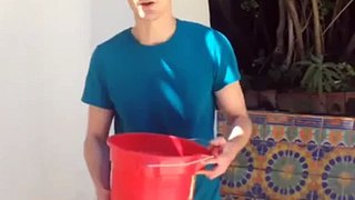 Jim Parsons takes the Ice Bucket Challenge (August 17, 2014)