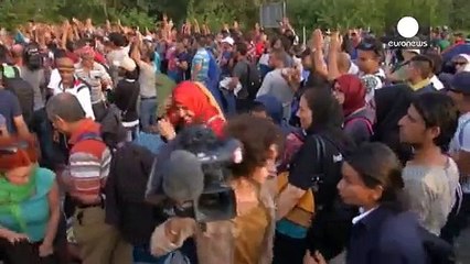 Réfugiés : que faire face aux barbelés à la frontière hongroise ?