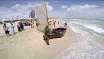 Un grupo de doce cubanos llega en balsa a Miami Beach