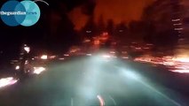 راكب دراجة نارية مهبول يغامر بحياته اليوم لتصوير حريق في غابة في كاليفورنيا