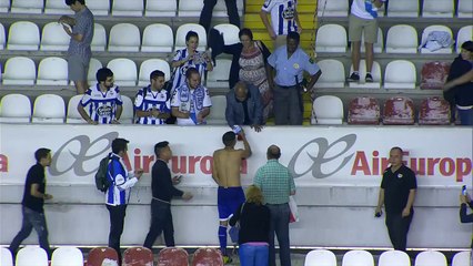 Fajr se sube a las gradas para besarse con una aficionada