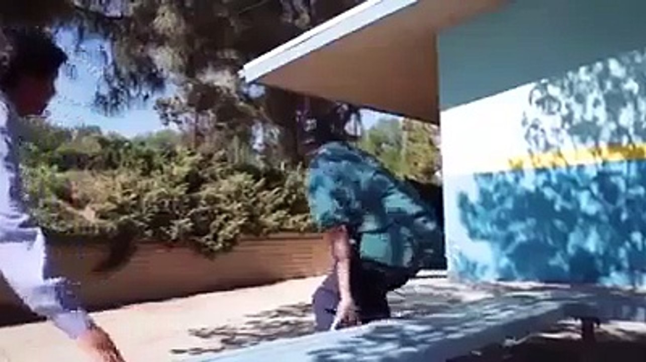 O homem correndo pela cidade segurando nas própria pernas! Pegadinhas, pranks, funny videos, mais engraçados da internet