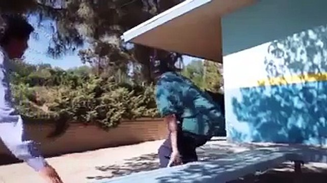 O homem correndo pela cidade segurando nas própria pernas! Pegadinhas, pranks, funny videos, mais engraçados da internet