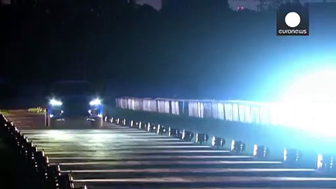 Neuer rekord: jaguar-auto fährt durch 19-meter-looping