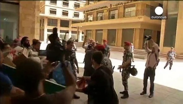 لبنان : لليوم الرابع عشر المتظاهرون يواصلون الإضراب عن الطعام إلى حين استقالة وزير البيئة