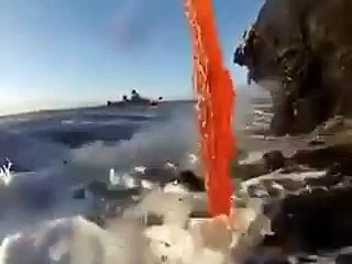 Denize dökülen lavların ilginç görüntüsü