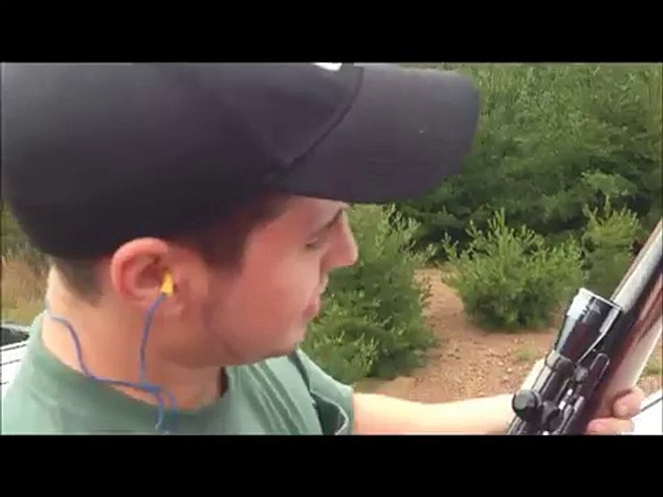 Ce débile va tirer sur son propre camion... Fail!