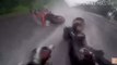 Un motard chute à cause de la pluie. Son premier réflexe ? Protéger sa copine !