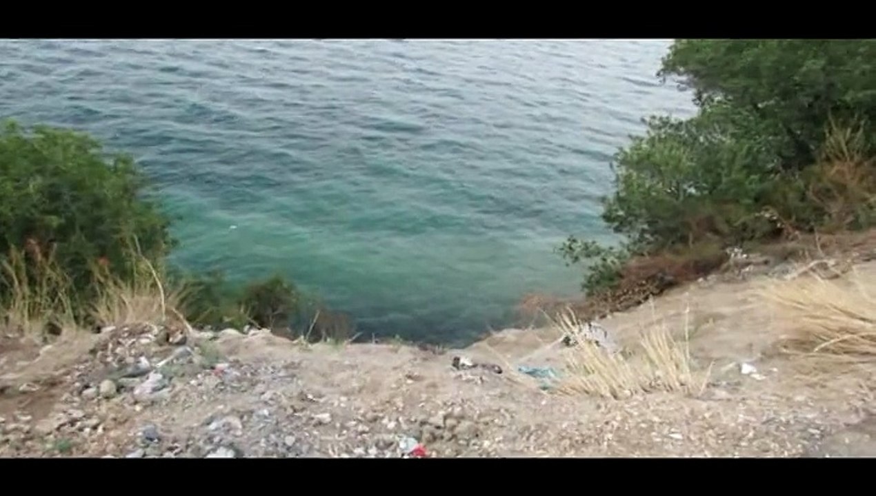 kendini denize attı