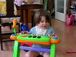 Coline chante et joue du piano