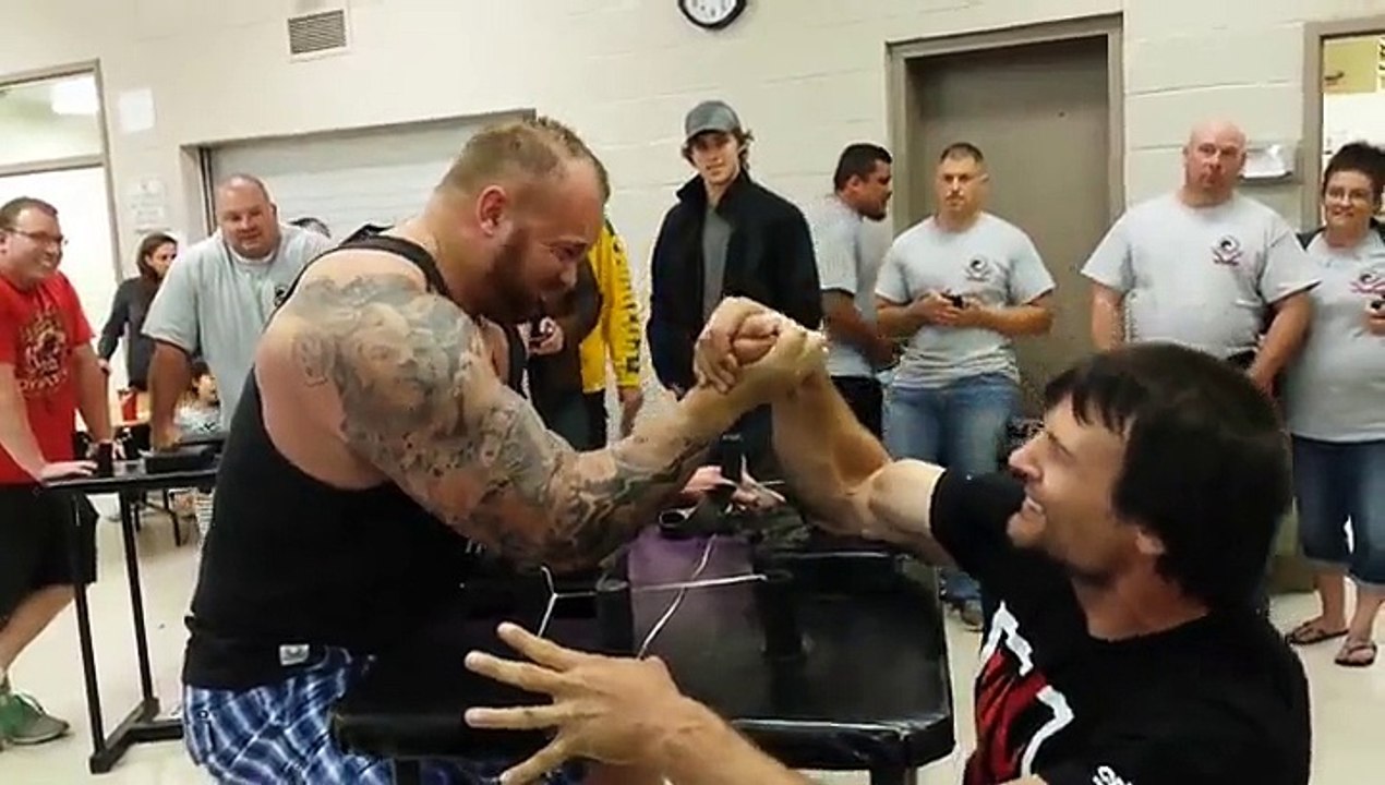 Quand un champion de bras de fer affronte the Mountain !