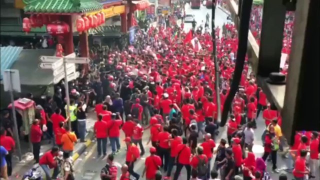 Himpunan Baju Merah: FRU & Water Canon In Action Di Depan Petaling Street