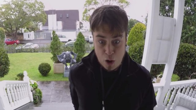 Des vendeurs à domicile trollé par une porte