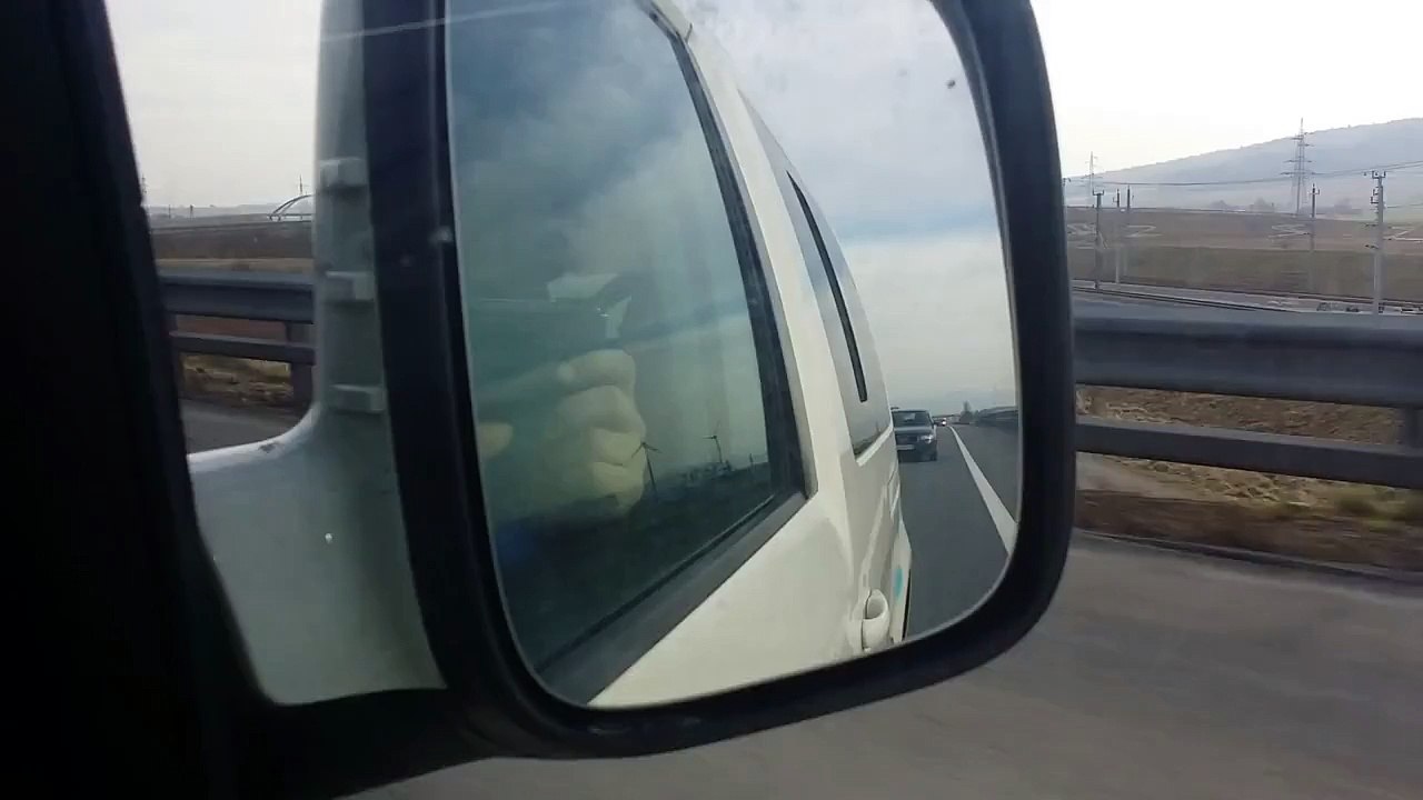 Dr. Psyco Kopf aus Fenster bei 210 km-h auf der Autobahn