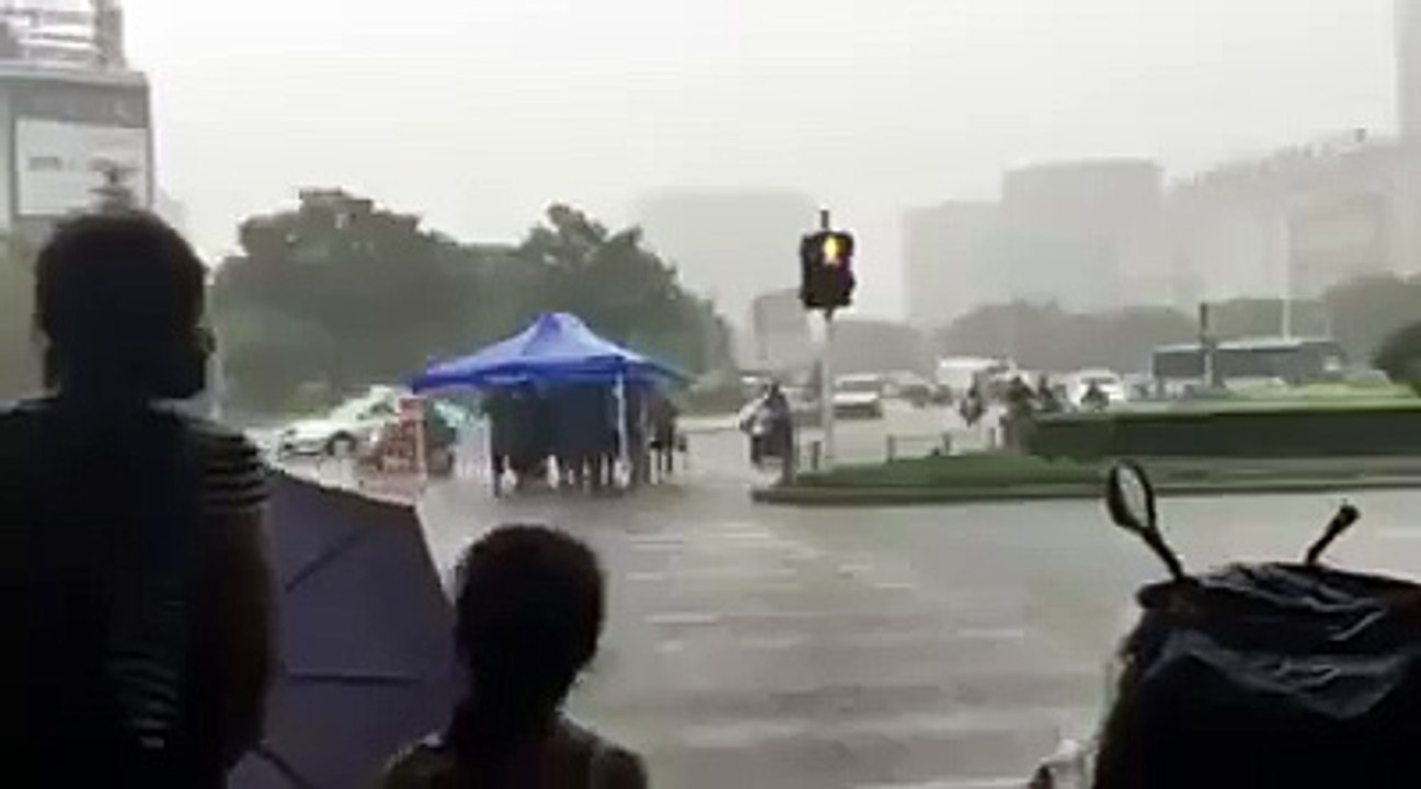 Pavillon als Regenschirm%21 Typisch Chinesen%21