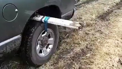 Important : voici une façon ingénieuse pour sortir votre voiture de la boue