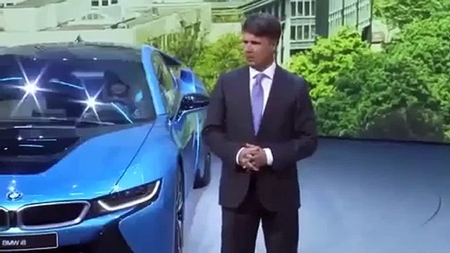 Le président de BMW s'effondre en pleine présentation du nouveau concept car au salon de l'auto