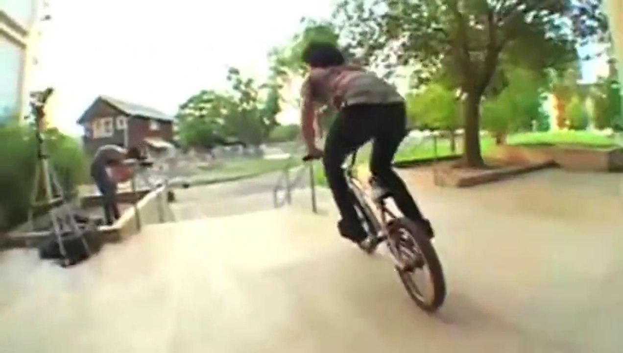 Un rider éclate un appareil photo avec son BMX... Oups!!!