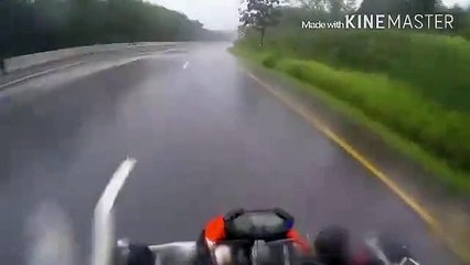 Il protège sa copine après une chute de moto