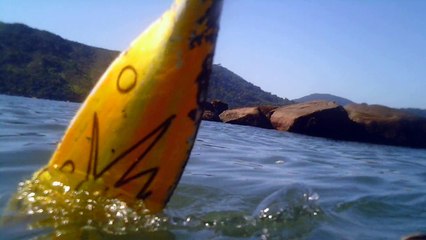 Pegada de carbono, reduzindo, barco navegando com garradas PET de 2 litros, todo reciclado, Ubatuba, SP, Brasil, (61)