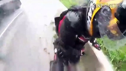 Il protège sa copine après une chute de moto
