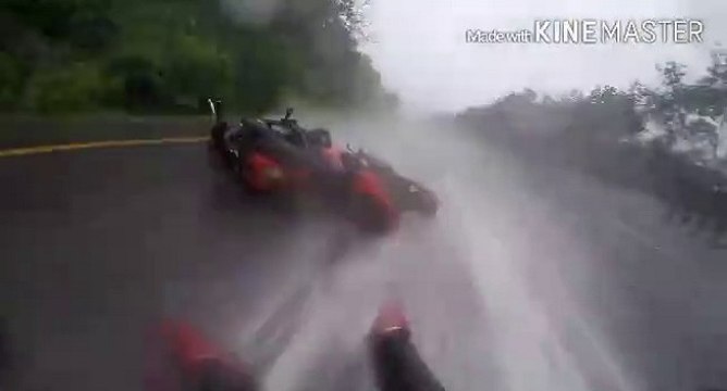Un motard protège avant tout sa copine lors d'une chute