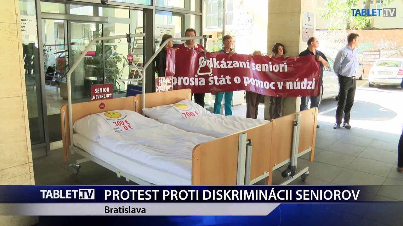 Organizátori protestu proti diskriminácii seniorov zatarasili vchod do budovy posteľami