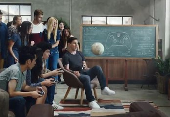 La nouvelle publicité déjantée pour FIFA 16 !