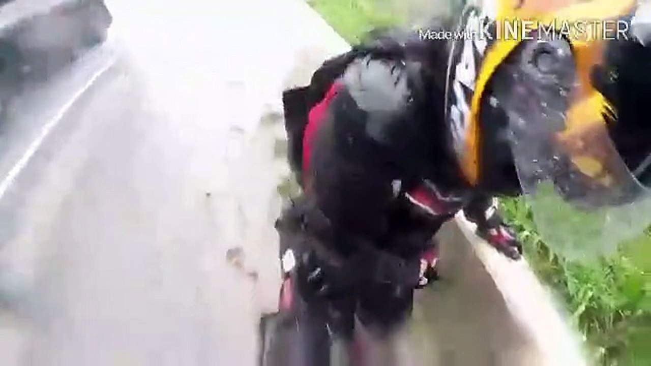 Il fait une Terrible Chute en Moto et son Premier Réflexe est de Protéger sa Copine