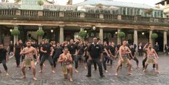 Jonah Lomu mène un Haka dans les rues de Londres