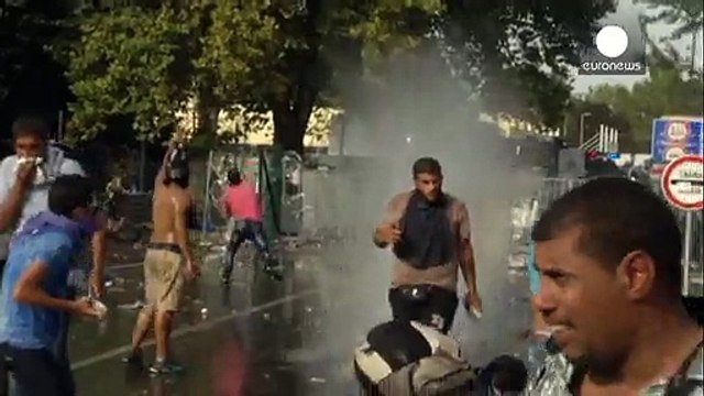 Affrontements entre policiers hongrois et réfugiés à la frontière serbo-hongroise