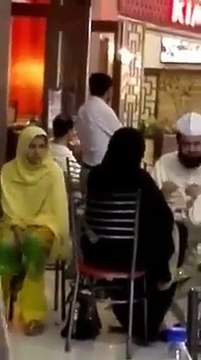 دیکھئے اس مولوی نے اپنی فیملی کے ساتھ کھانا کھاتے وقت اپنی نوکرانی کے ساتھ کیا کیا ؟؟