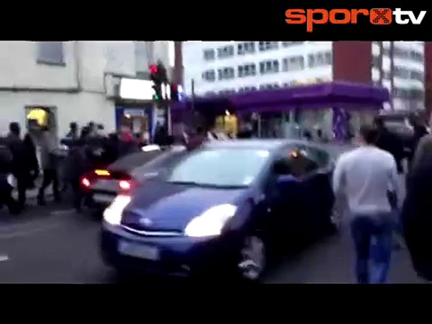 Taraftardan Cazorla'ya şarkılar!
