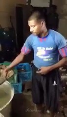 مکہ مکرمہ میں بنگالی نے کتوں کا گوشت پکاتے اور ہوٹل لے کر سادها گوشت کے نام پے بیجتا .انہیں جب پکڑا تو سزا دی ویڈیو دیکھ