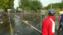 Clashes as refugees try to enter Hungary through Serbia