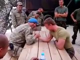 Türk Askeri İle Hollanda Askerinin Bilek Güreşi..