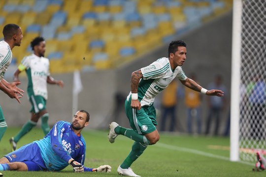 Barrios faz três, Palmeiras goleia o Flu no Maraca e cola no G4