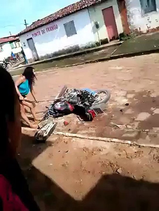 Mulher destruindo a moto do namorado traidor!