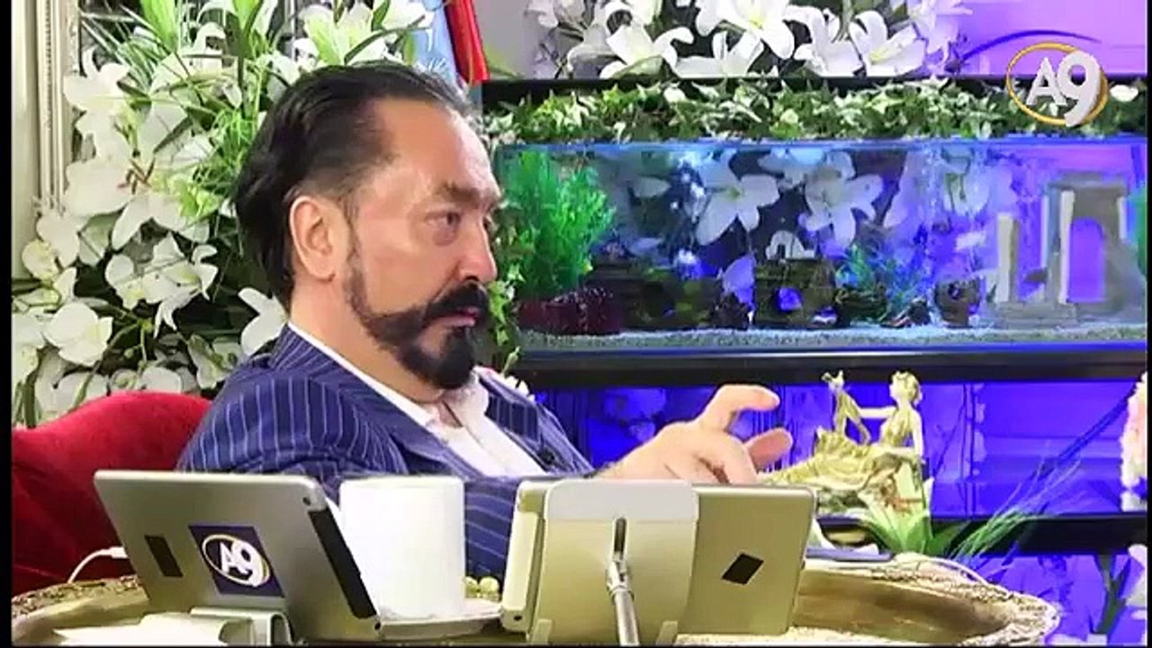 Peygamberimiz (sav) ‘Mehdi (as)’ın sakalı dalgalı iken düzleştirilmiş ve yanlardan kısa ve açılmıştır.’ hadisini bildirmiştir.