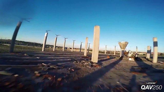 Pilotage de drone impressionnant dans une usine désaffectée. Vitesse incroyable