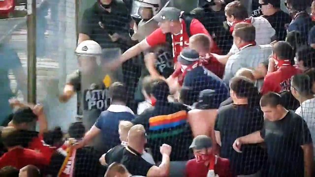 Greek Cops vs. Bayern fans FIGHT 16.09.2015 Champion Leauge