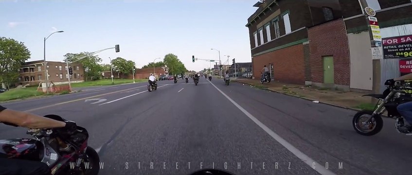 Un biker en Harley Davidson s'éclate contre un poteau électrique en roulant sur le trottoir!