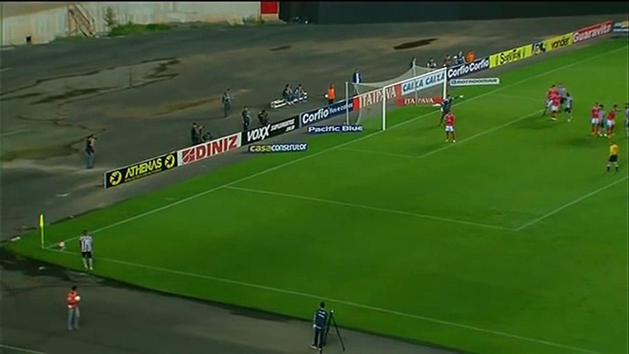 Tomas (Botafogo) with one of the worst corner kick ever vs Mogi Mirim 2015