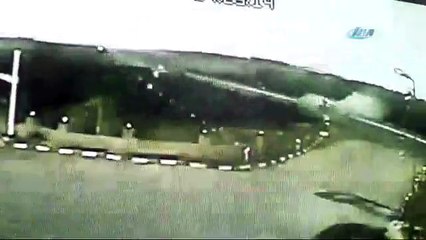 Kamyon minibüsü ikiye böldü !