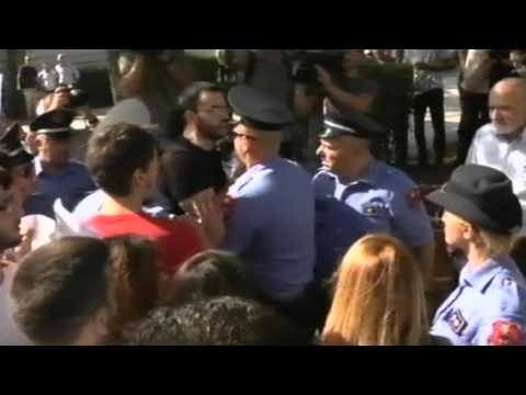 Protesta për ligjin, studentët vezë kokës sekretarit të MAS