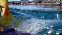 Pegada de carbono, reduzindo, barco navegando com garradas PET de 2 litros, todo reciclado, Ubatuba, SP, Brasil, (73)