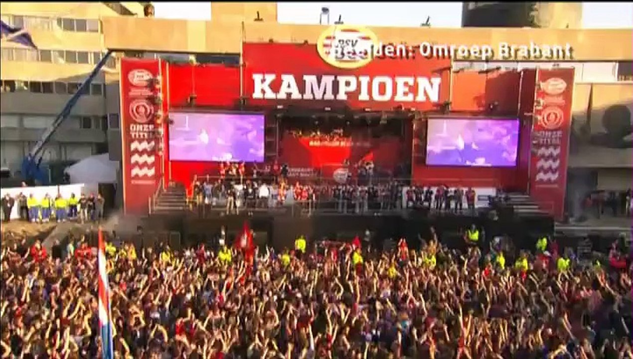 Feestende zangers uit Eredivisie staan tegenover elkaar in de Euroborg - RTV Noord