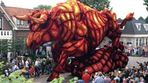 Un taureau géant animé fait en fleurs pour le carnaval. Dingue